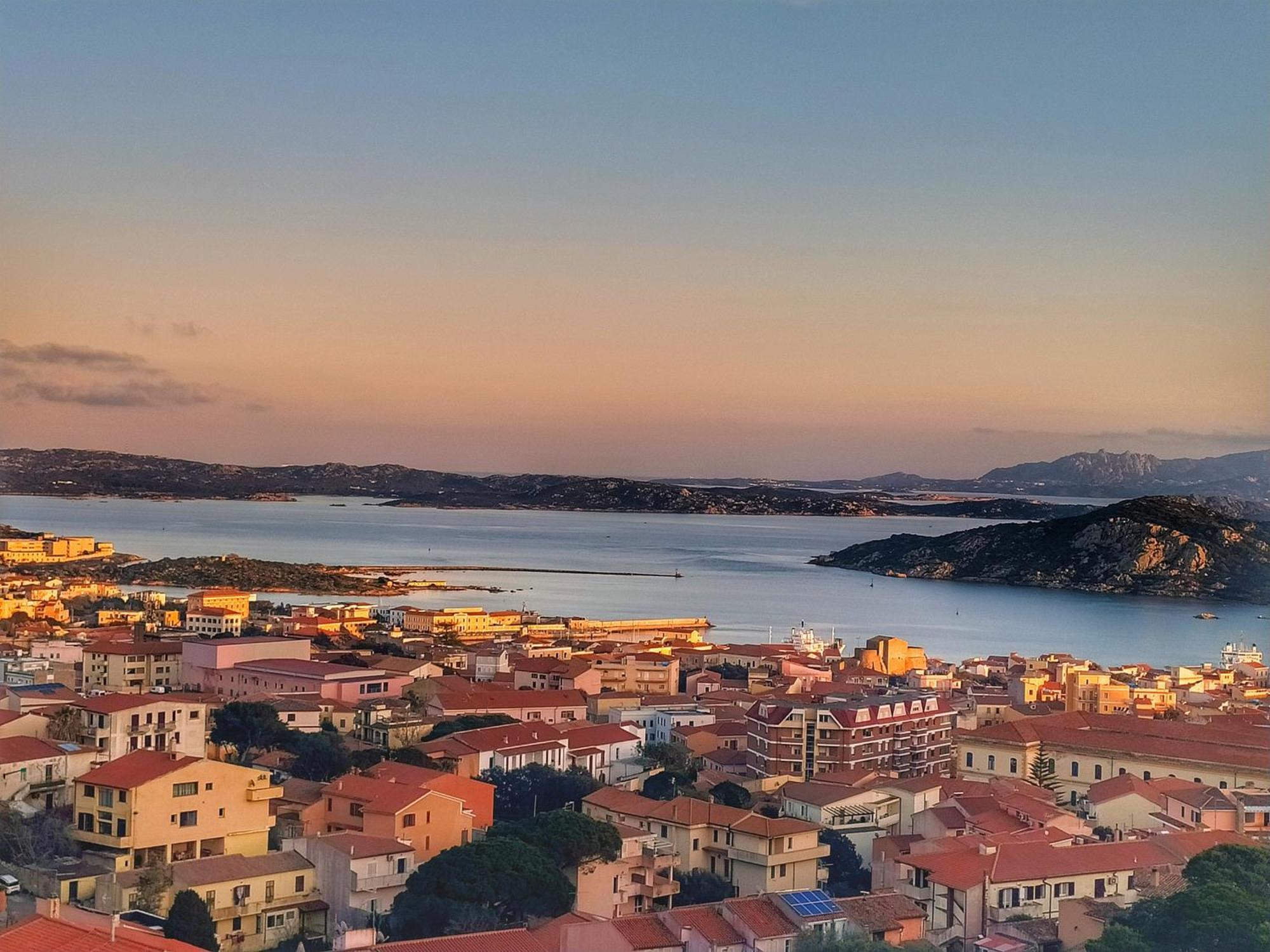 Appartamento Vista Mare A La Maddalena 라마달레나 외부 사진